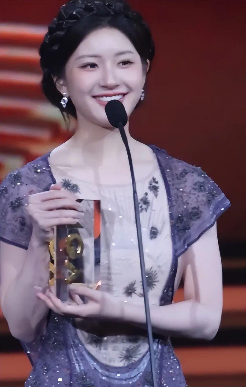 这一夜，张天爱的“假屁股”，撕开了内娱女星的遮羞布