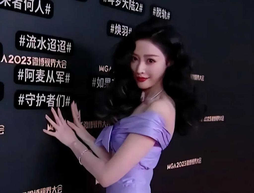 这一夜，张天爱的“假屁股”，撕开了内娱女星的遮羞布
