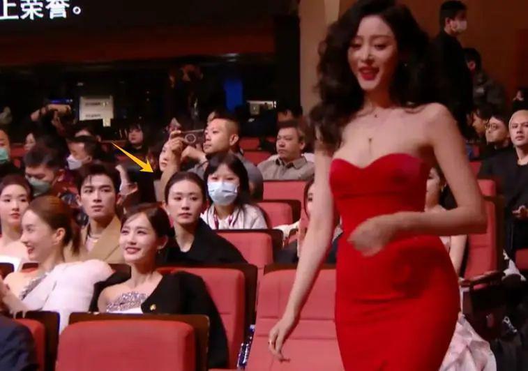 这一夜，张天爱的“假屁股”，撕开了内娱女星的遮羞布