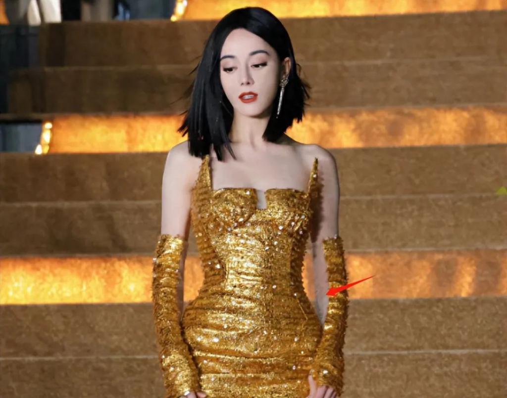 这一夜，张天爱的“假屁股”，撕开了内娱女星的遮羞布