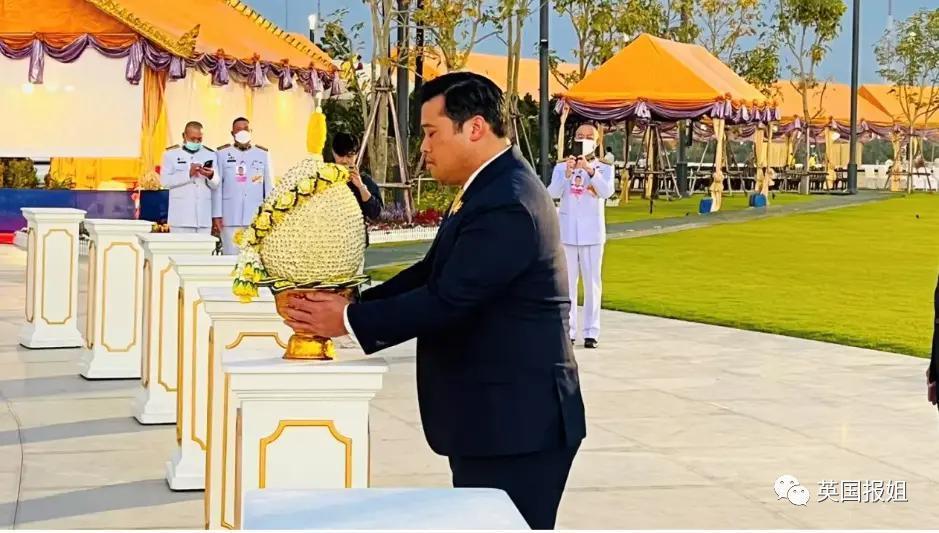 泰王室流亡二王子归国和泰王出席活动，王位钦定他了？！