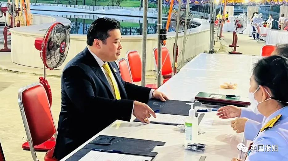 泰王室流亡二王子归国和泰王出席活动，王位钦定他了？！