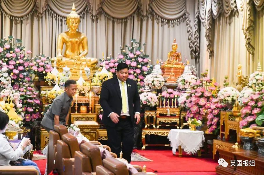 泰王室流亡二王子归国和泰王出席活动，王位钦定他了？！