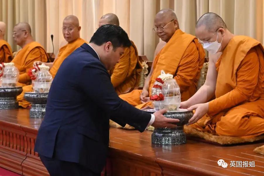 泰王室流亡二王子归国和泰王出席活动，王位钦定他了？！