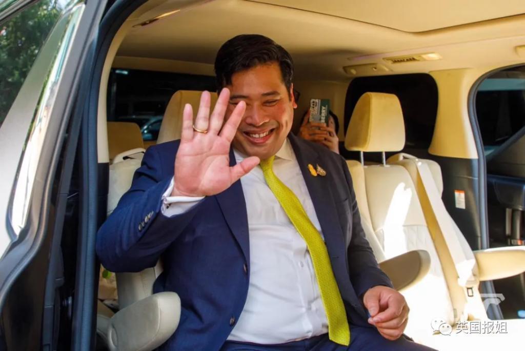 泰王室流亡二王子归国和泰王出席活动，王位钦定他了？！