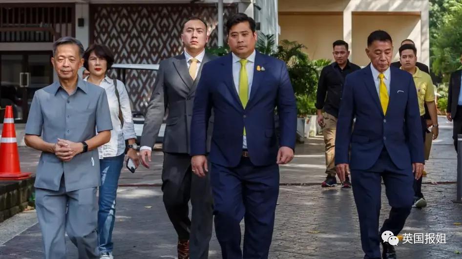 泰王室流亡二王子归国和泰王出席活动，王位钦定他了？！