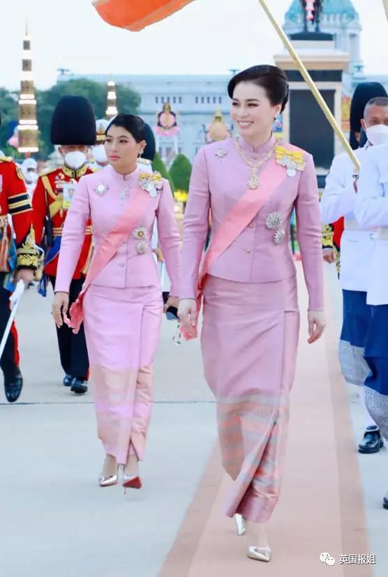 泰王室流亡二王子归国和泰王出席活动，王位钦定他了？！