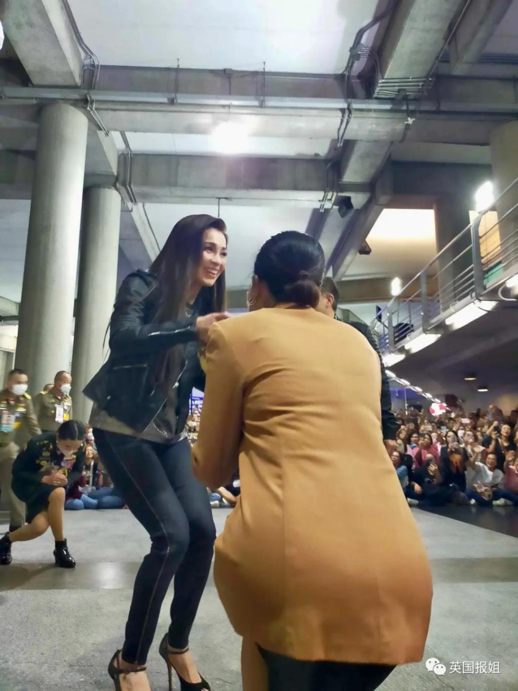 泰王室流亡二王子归国和泰王出席活动，王位钦定他了？！