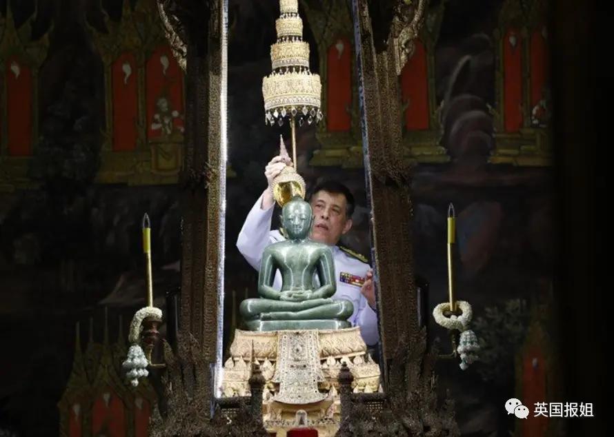 泰王室流亡二王子归国和泰王出席活动，王位钦定他了？！