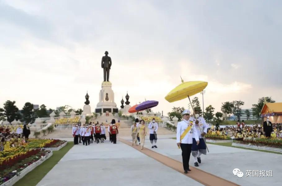 泰王室流亡二王子归国和泰王出席活动，王位钦定他了？！