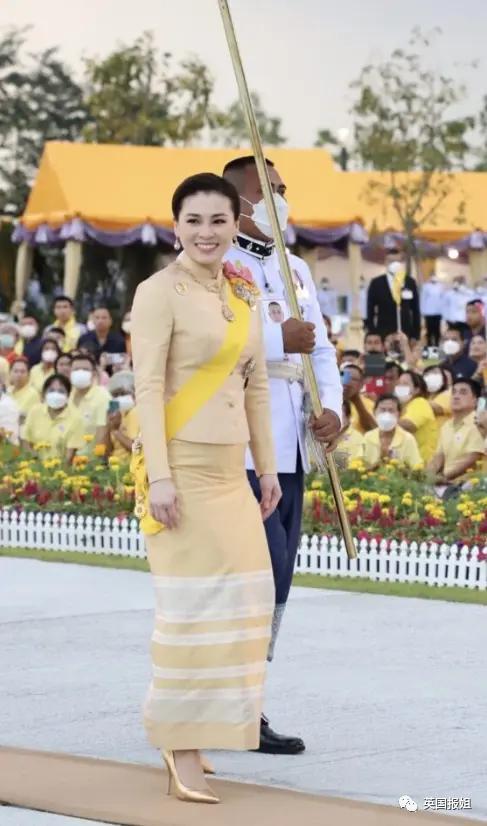 泰王室流亡二王子归国和泰王出席活动，王位钦定他了？！