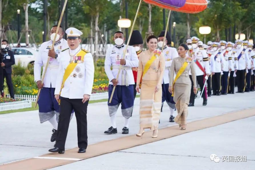 泰王室流亡二王子归国和泰王出席活动，王位钦定他了？！