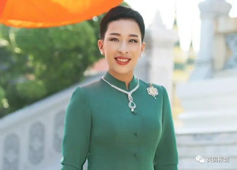 泰王室流亡二王子归国和泰王出席活动，王位钦定他了？！