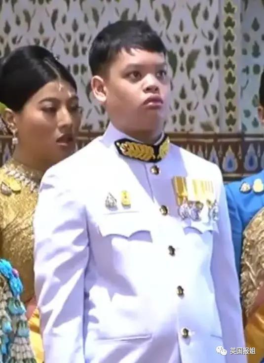 泰王室流亡二王子归国和泰王出席活动，王位钦定他了？！