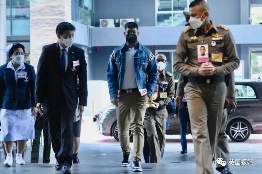 泰王室流亡二王子归国和泰王出席活动，王位钦定他了？！