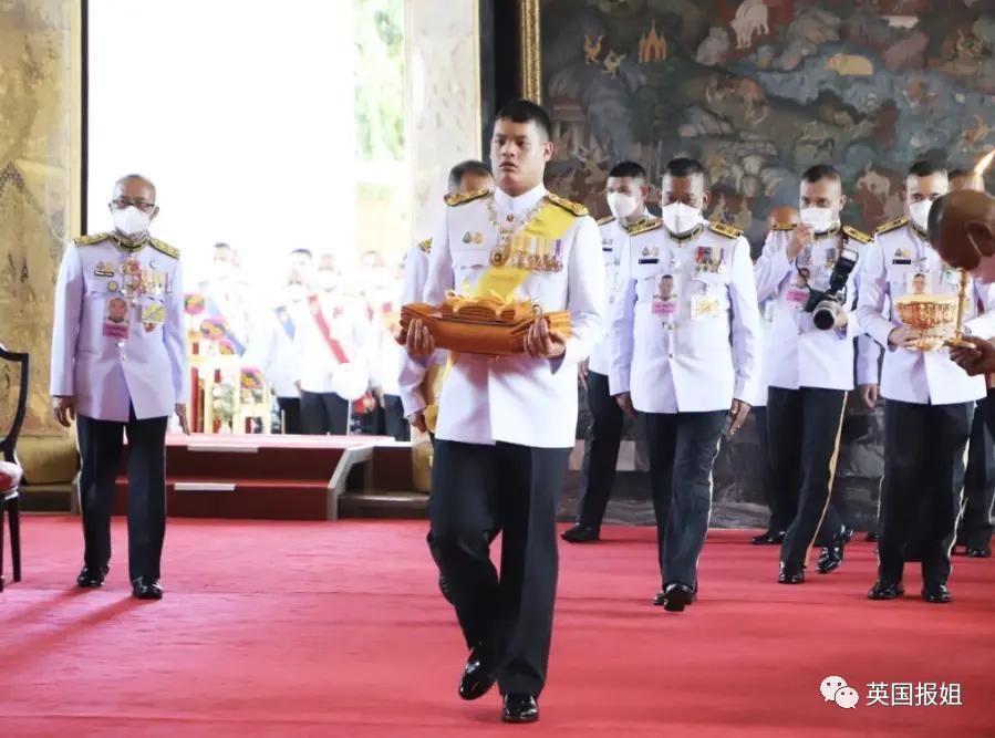 泰王室流亡二王子归国和泰王出席活动，王位钦定他了？！