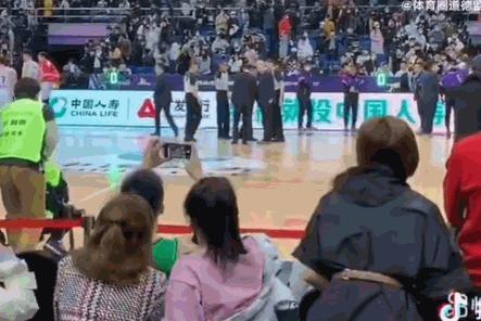杨鸣的“篮坛第一帅”滤镜，洗不白他第二次翻车