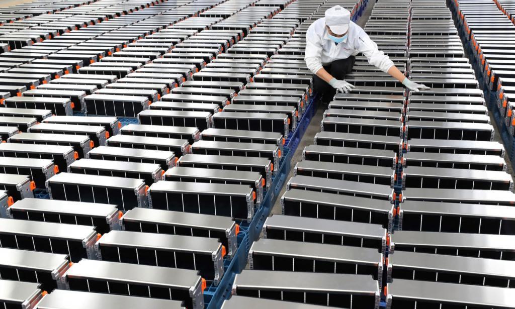 和中国电池沾点边就扣补贴，我都想替美国车企哭。。。