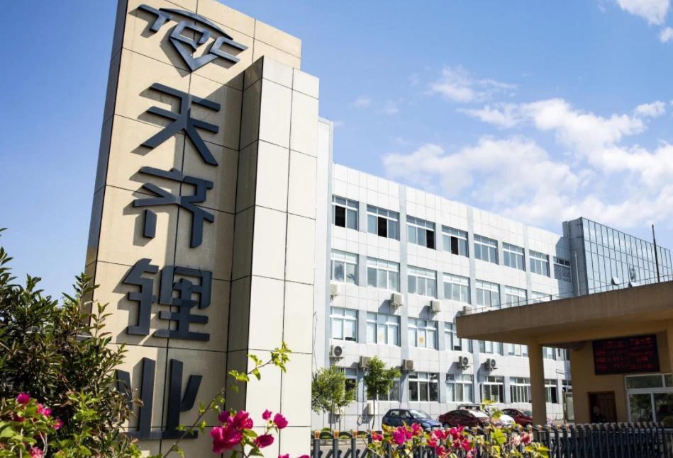 和中国电池沾点边就扣补贴，我都想替美国车企哭。。。