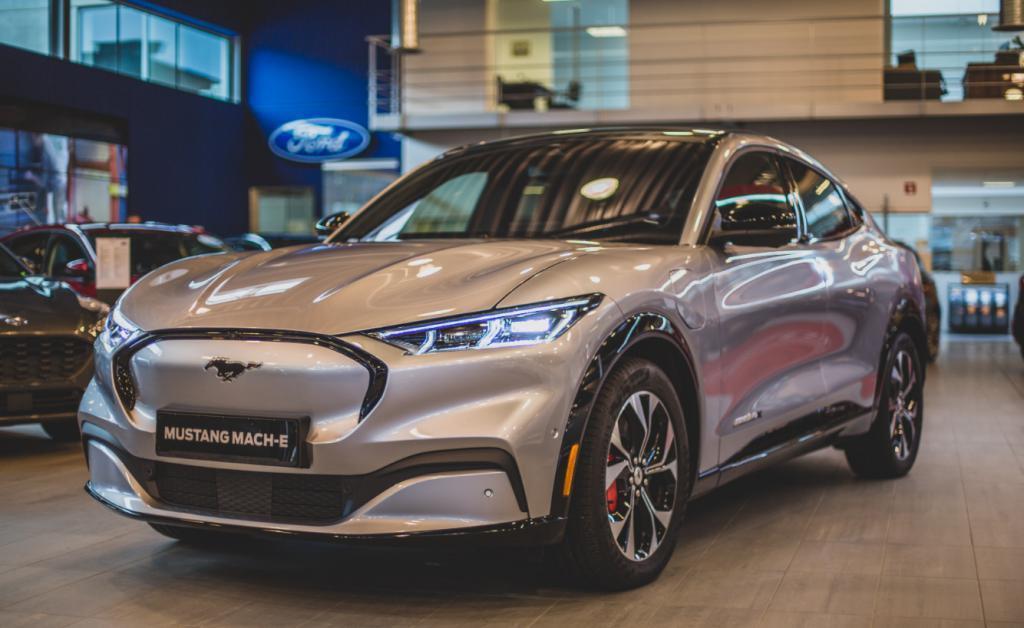 和中国电池沾点边就扣补贴，我都想替美国车企哭。。。