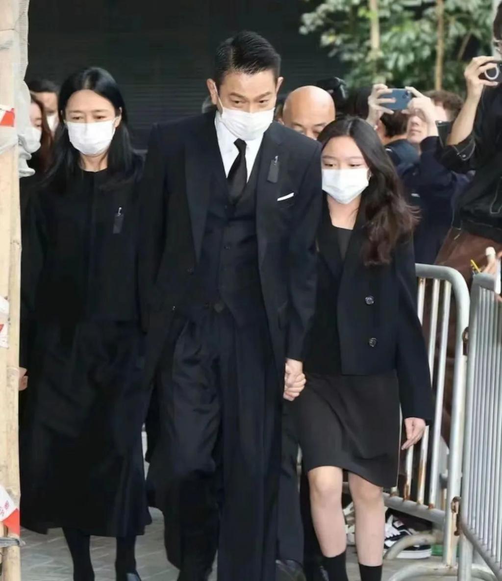 刘德华送别亡父，女儿颜值变化大，众多影坛大佬到场
