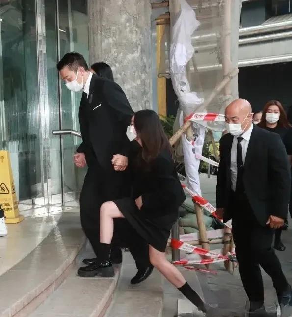 刘德华送别亡父，女儿颜值变化大，众多影坛大佬到场