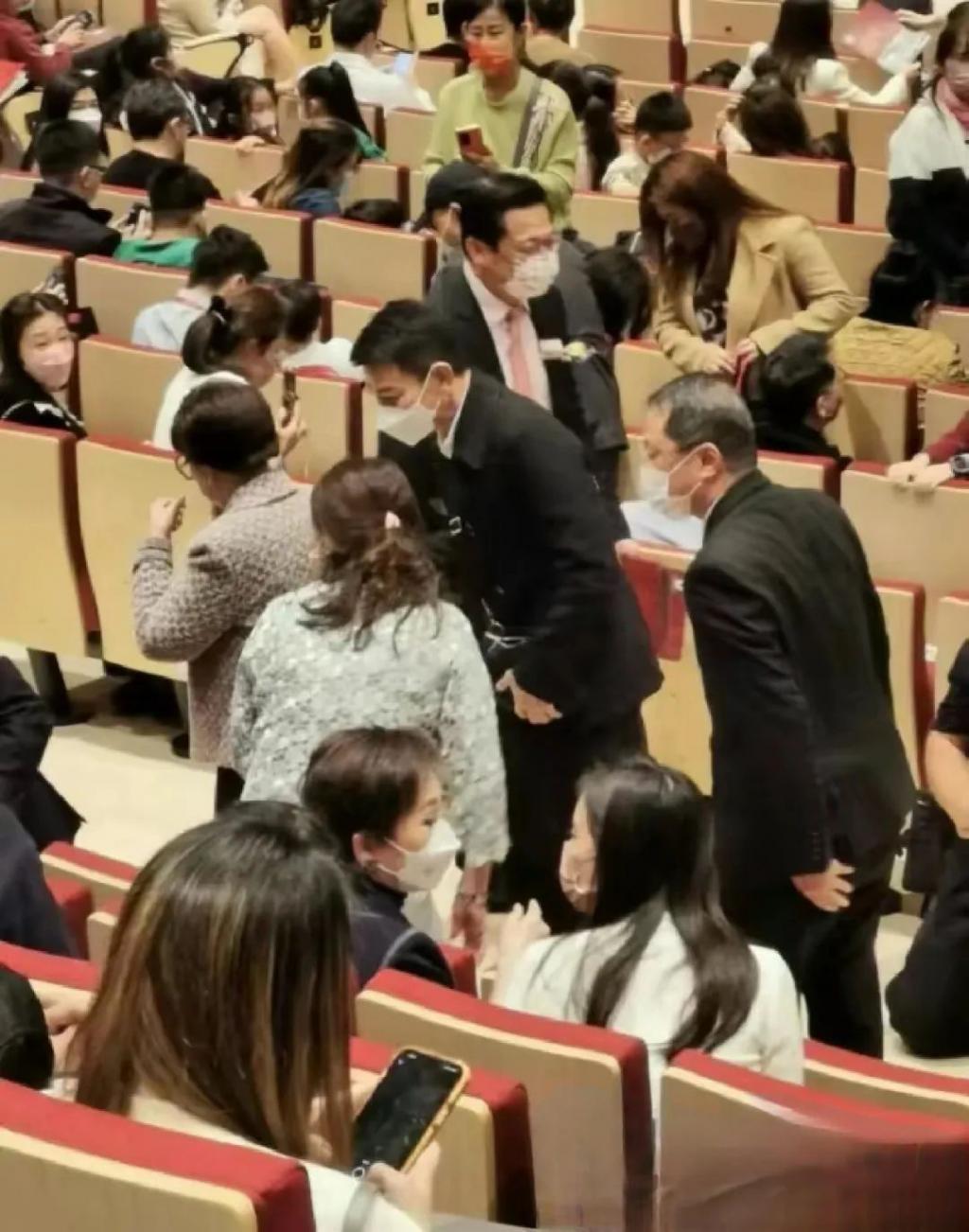 刘德华送别亡父，女儿颜值变化大，众多影坛大佬到场