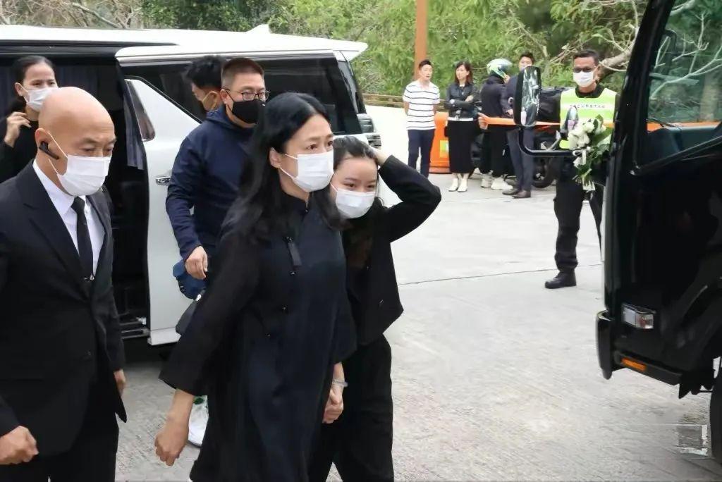 刘德华送别亡父，女儿颜值变化大，众多影坛大佬到场
