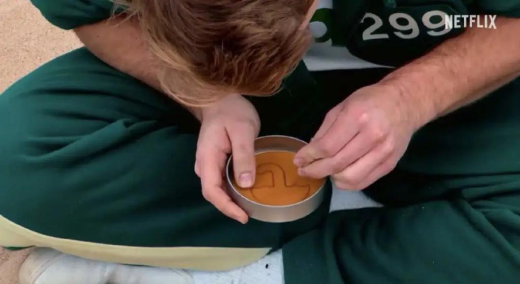 阴险恶毒，好想把她推下去？