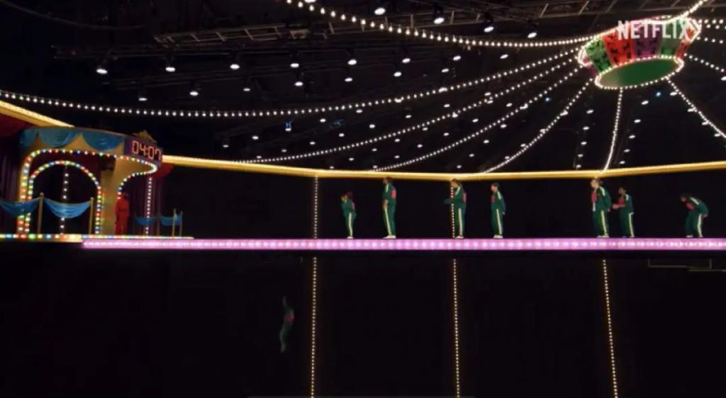 阴险恶毒，好想把她推下去？