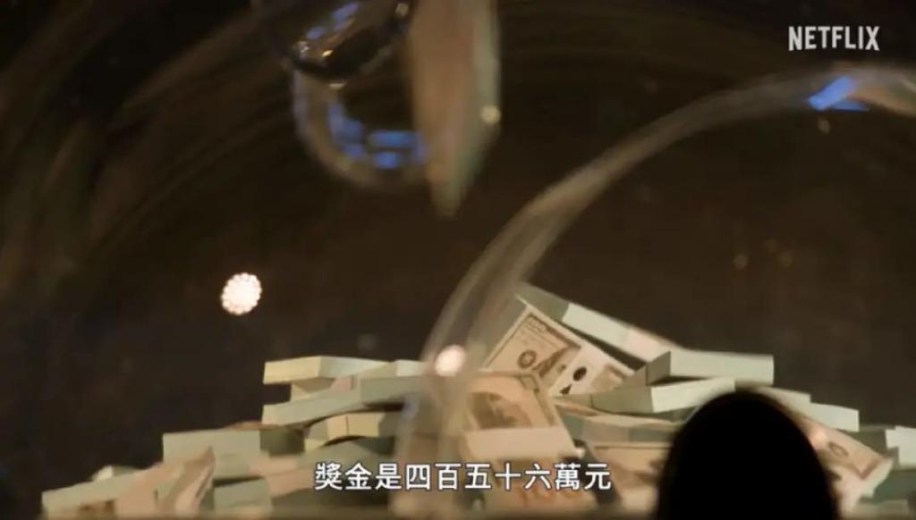 阴险恶毒，好想把她推下去？