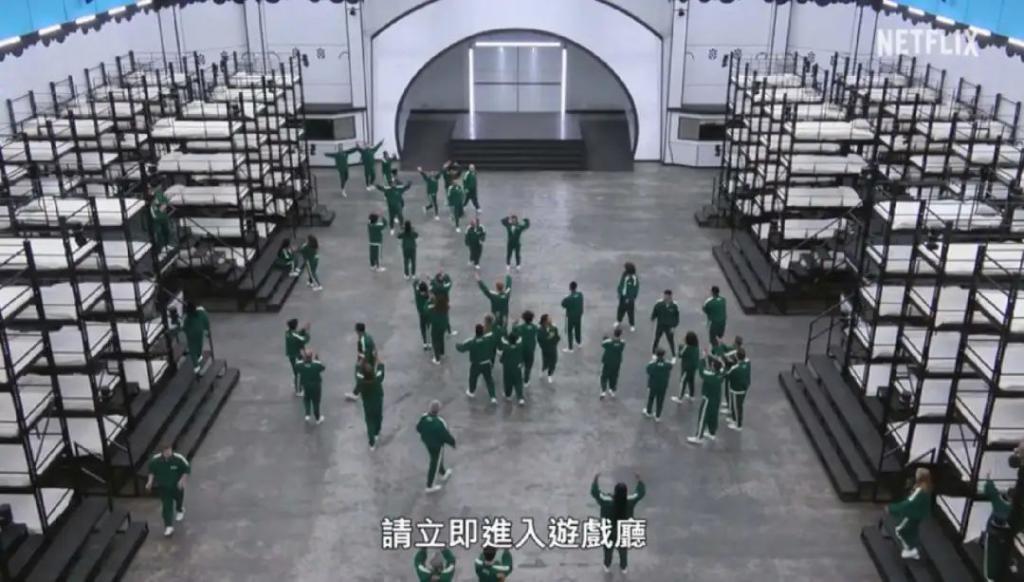 阴险恶毒，好想把她推下去？