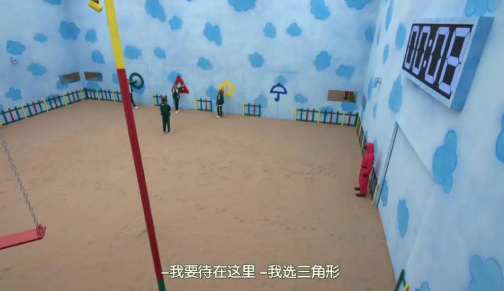 阴险恶毒，好想把她推下去？