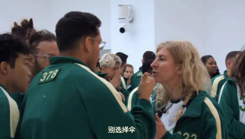 阴险恶毒，好想把她推下去？