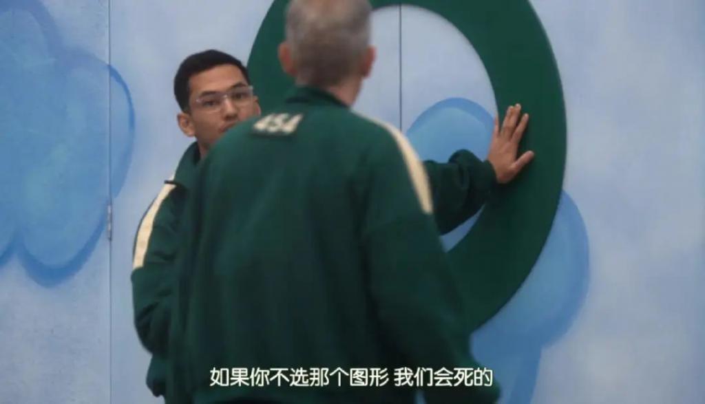 阴险恶毒，好想把她推下去？