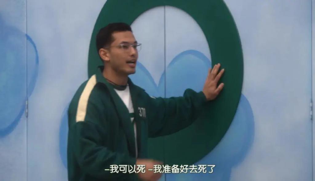 阴险恶毒，好想把她推下去？