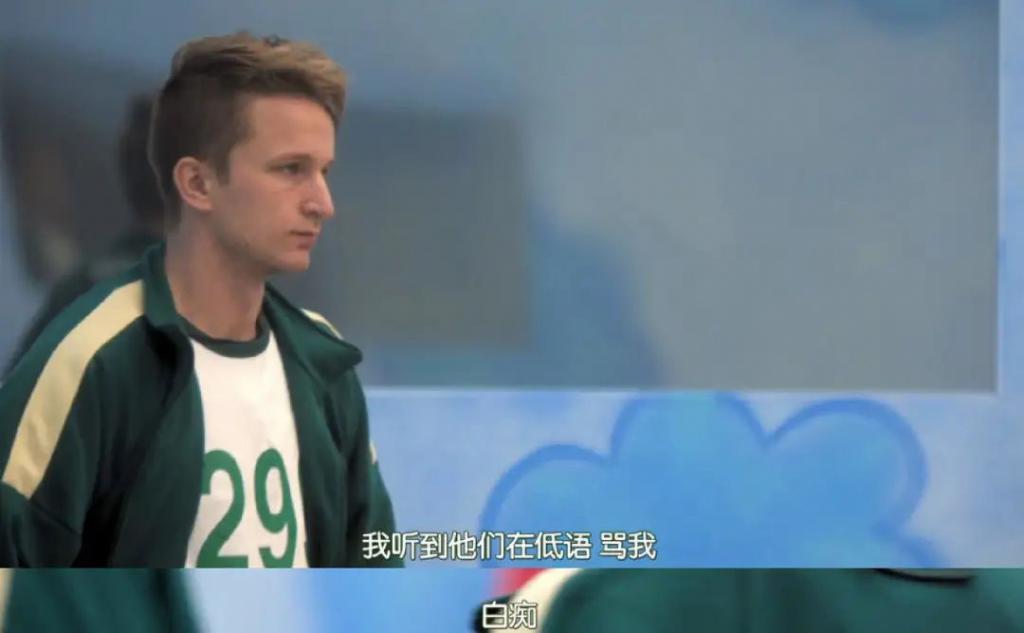 阴险恶毒，好想把她推下去？