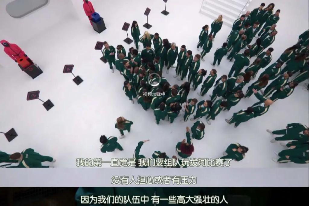 阴险恶毒，好想把她推下去？