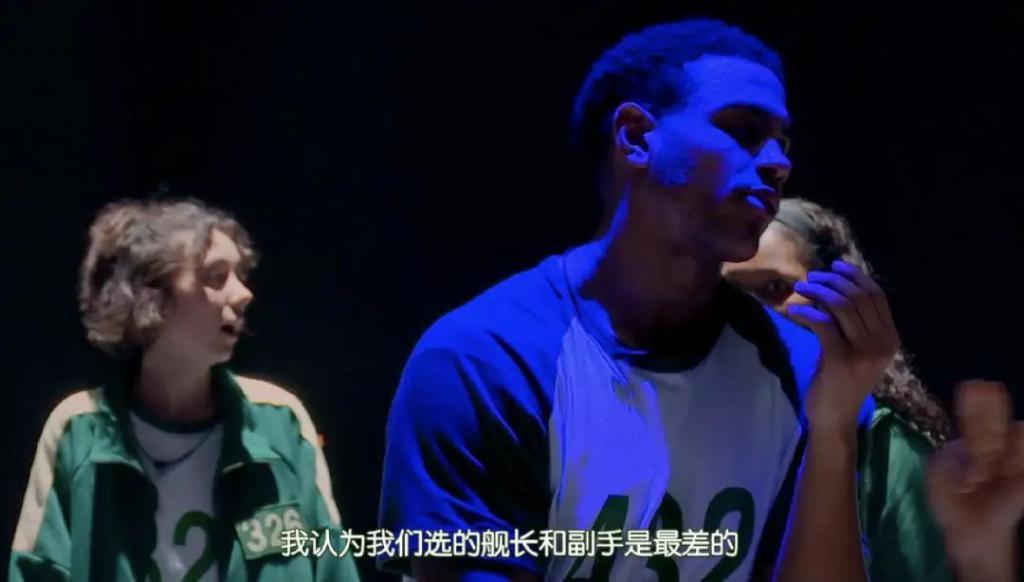 阴险恶毒，好想把她推下去？