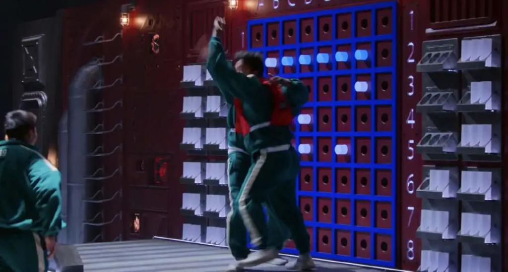 阴险恶毒，好想把她推下去？