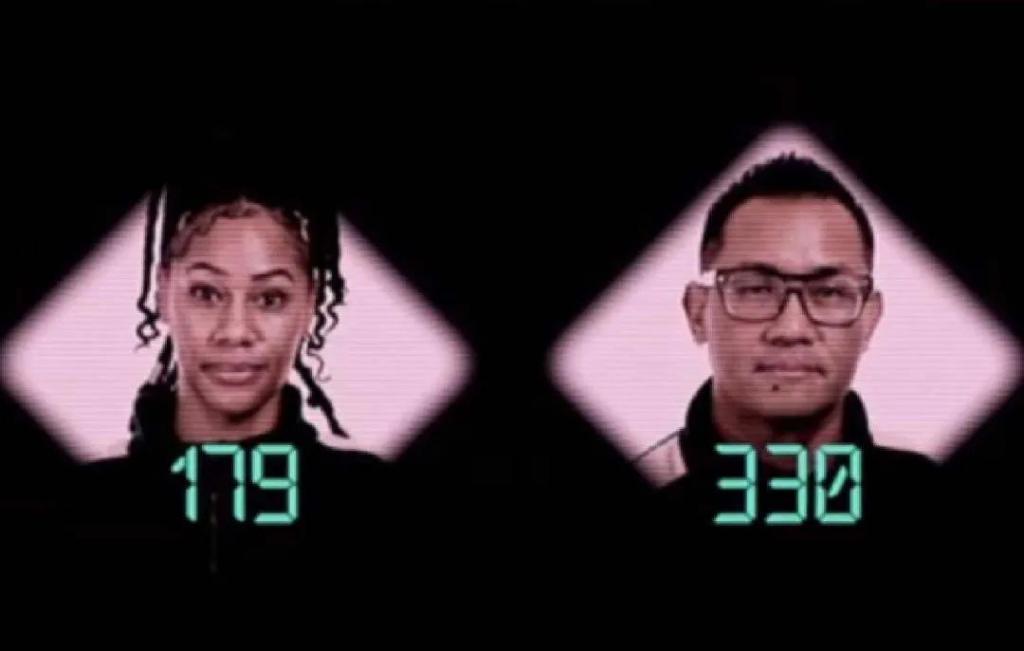 阴险恶毒，好想把她推下去？