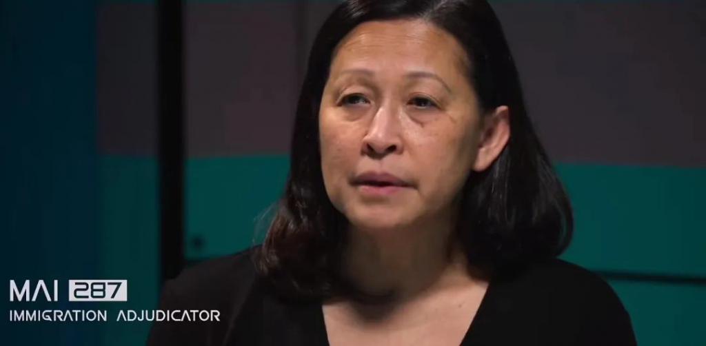 阴险恶毒，好想把她推下去？