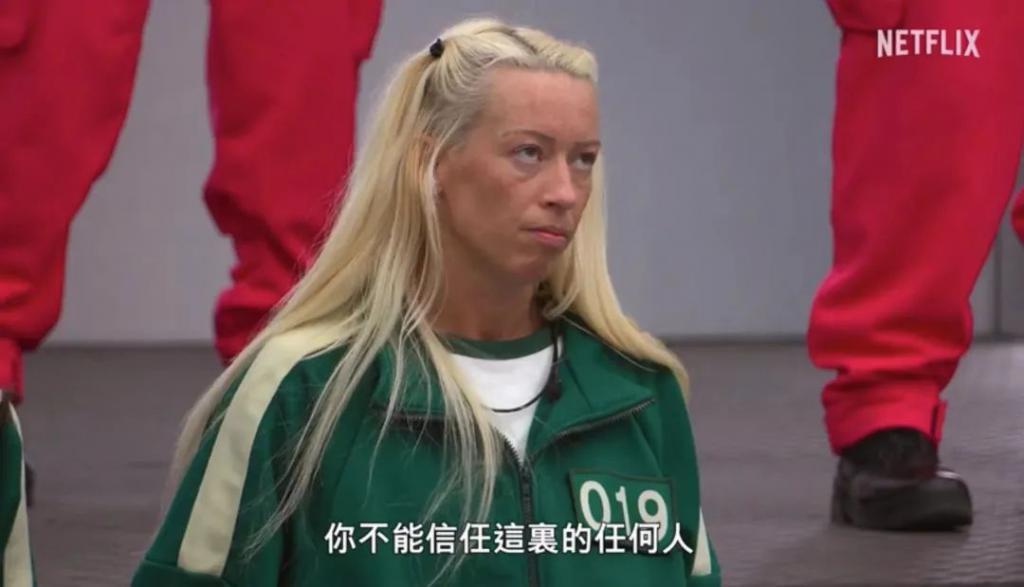 阴险恶毒，好想把她推下去？