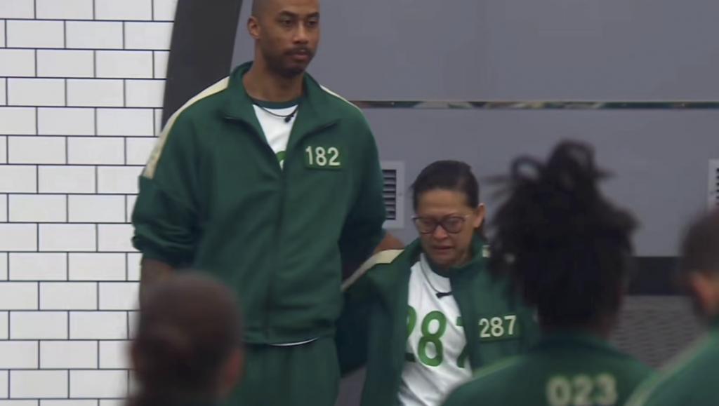 阴险恶毒，好想把她推下去？