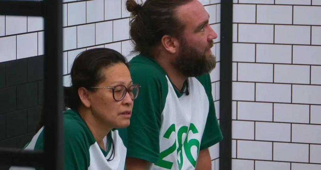 阴险恶毒，好想把她推下去？