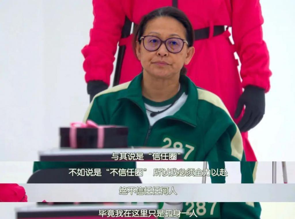 阴险恶毒，好想把她推下去？