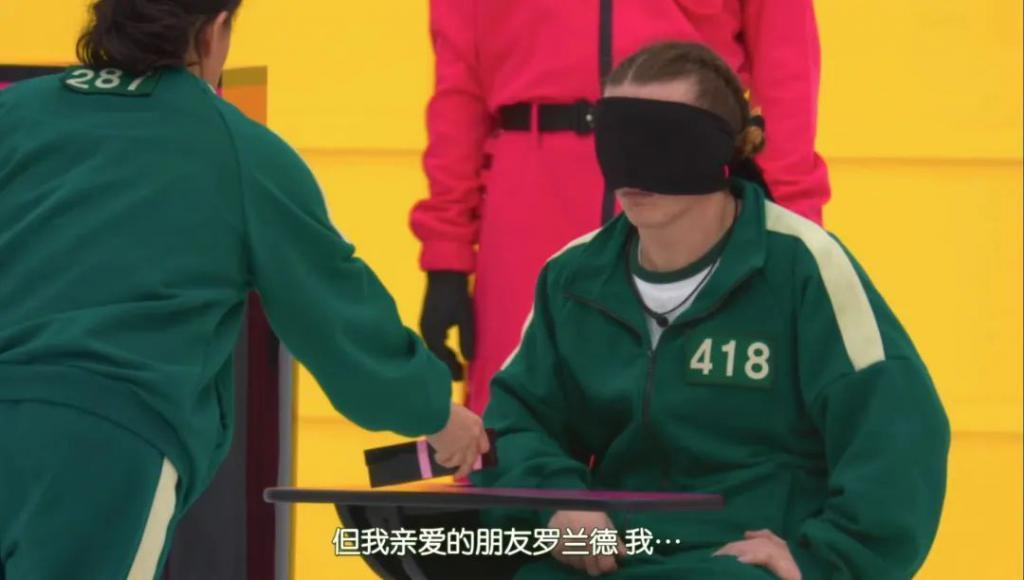 阴险恶毒，好想把她推下去？