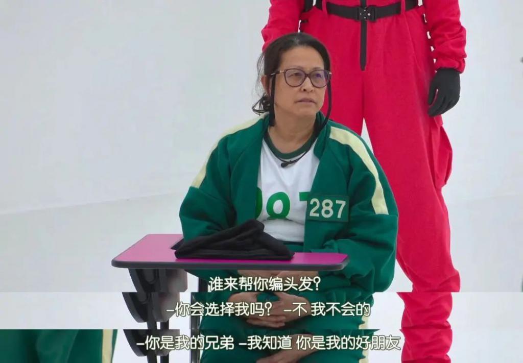 阴险恶毒，好想把她推下去？