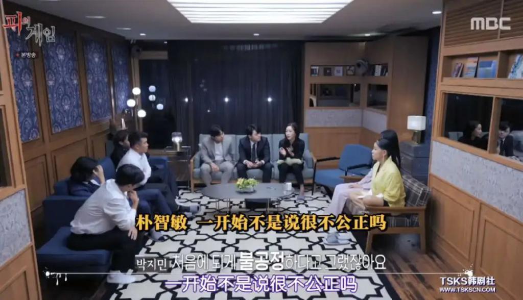 阴险恶毒，好想把她推下去？