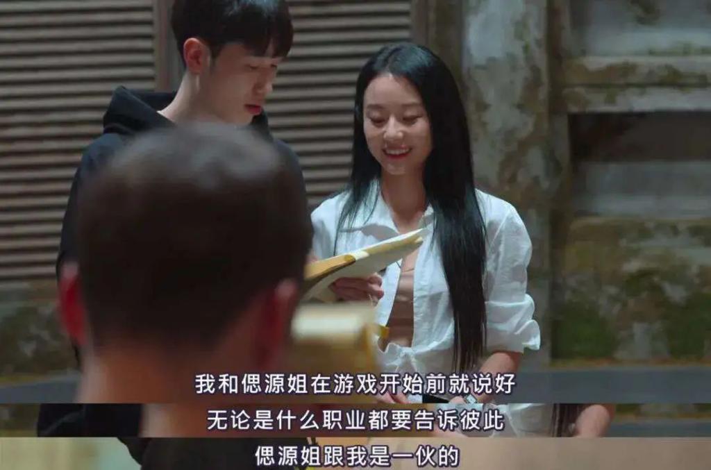 阴险恶毒，好想把她推下去？